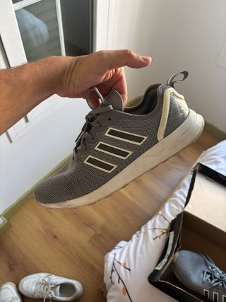 Zapatillas Adidas grises y blancas