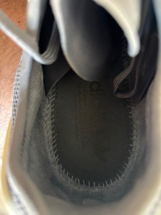 Zapatillas Adidas grises y blancas