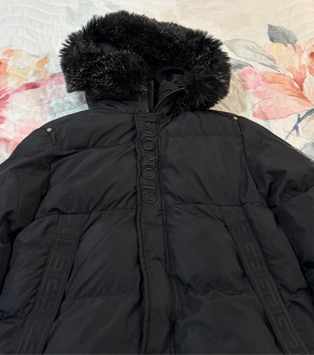 Abrigo negro con capucha