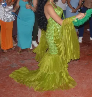 Vestido de fiesta verde con detalles dorados