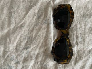 Funda y Gafas Versace Negra y Dorada