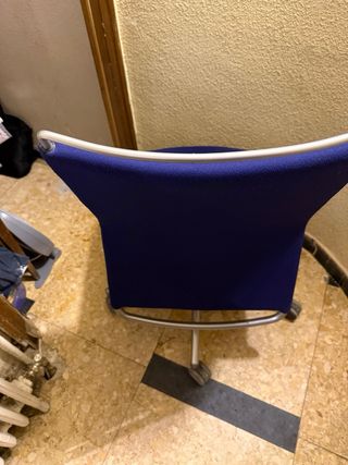 Silla d oficina azul y plateada entrego en Madrid.