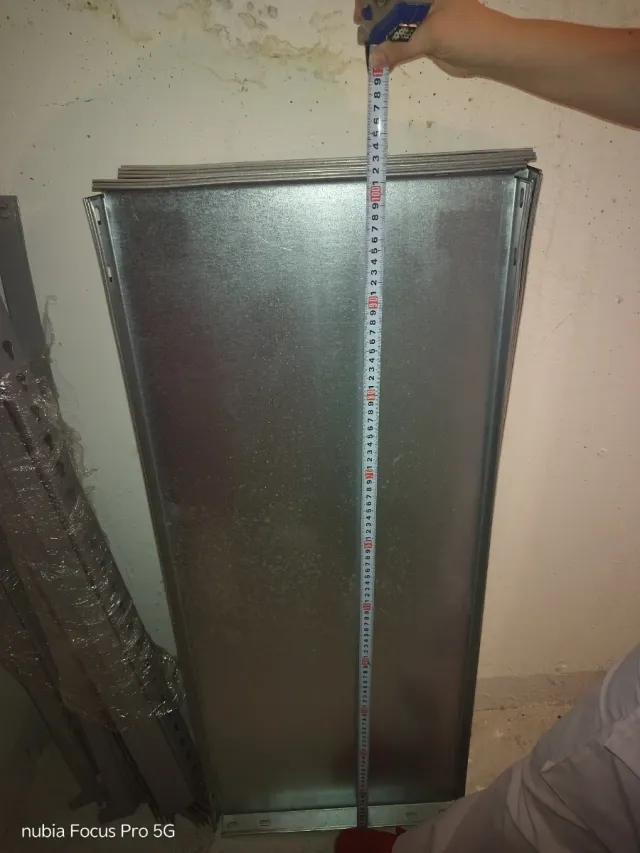 Estantería metálica gris