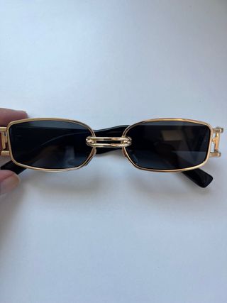Gafas de sol doradas y negras