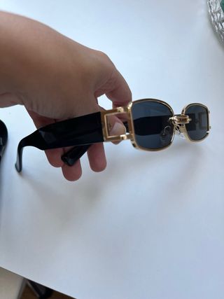 Gafas de sol doradas y negras
