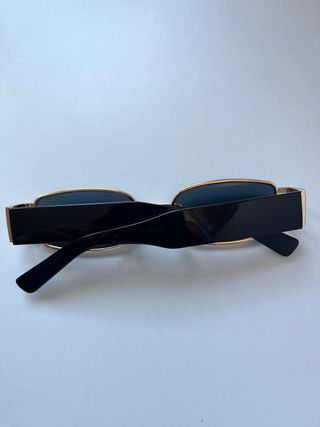Gafas de sol doradas y negras