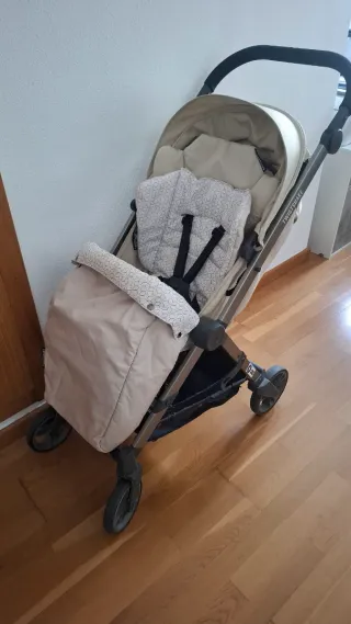 Carrito de bebé con 2 sacos y sombrilla