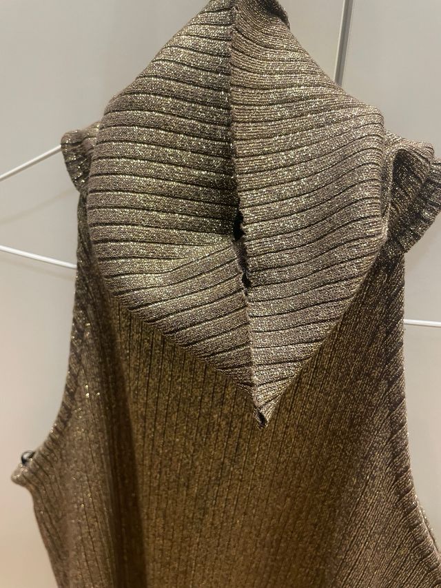 Top dorado sin mangas con cuello alto