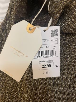 Top dorado sin mangas con cuello alto