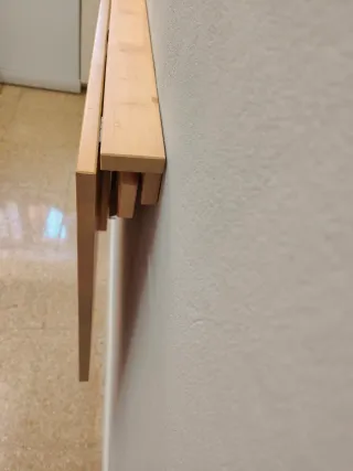 Mesa de madera plegable NORBO y sillas STIG