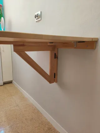 Mesa de madera plegable NORBO y sillas STIG