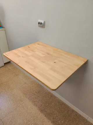 Mesa de madera plegable NORBO y sillas STIG