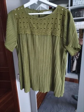 Camisa verde plisada con detalles