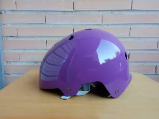 Casco morado patines/patinete
