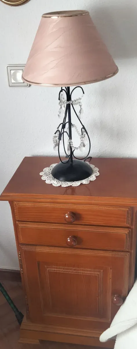 Mesitas de noche y tocador de madera