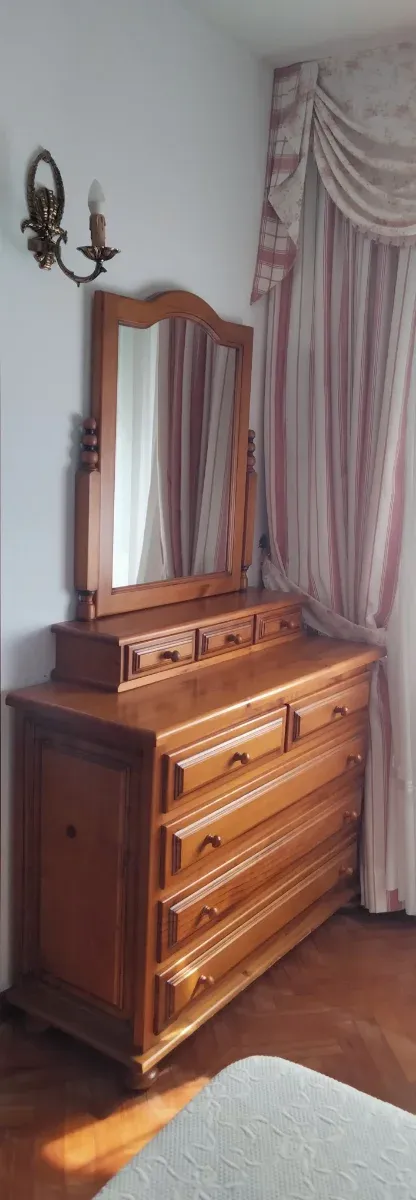 Mesitas de noche y tocador de madera