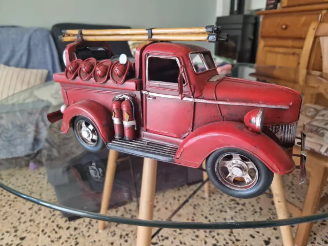 Camión de bomberos de metal rojo