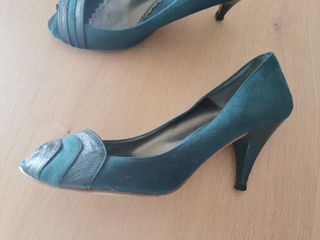 Zapatos tacón verde botella Stradivarius