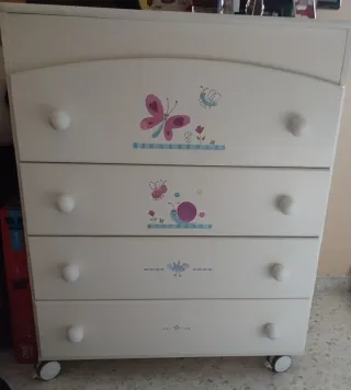 Cómoda para bañera, cuna, lampara y cuadros