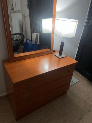 Cómoda de madera marrón con espejo