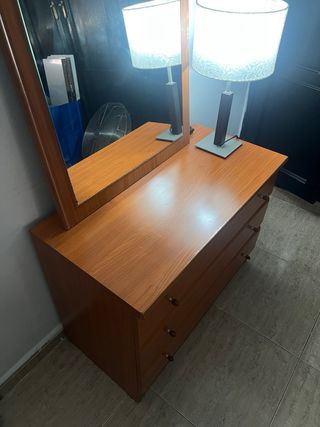 Cómoda de madera marrón con espejo