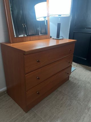 Cómoda de madera marrón con espejo