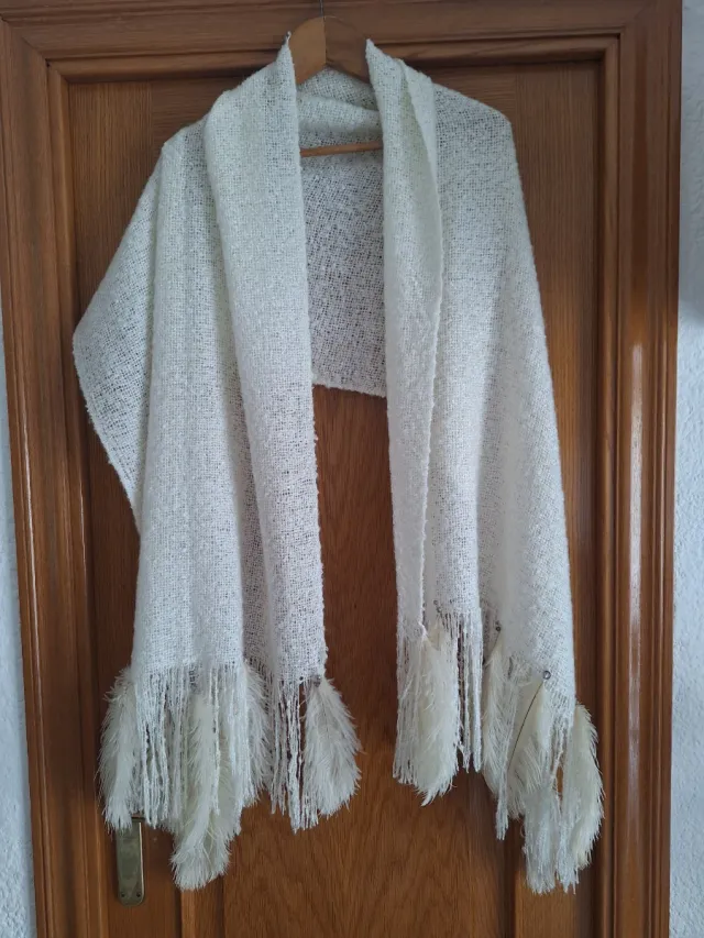 Fular blanco con flecos y plumas