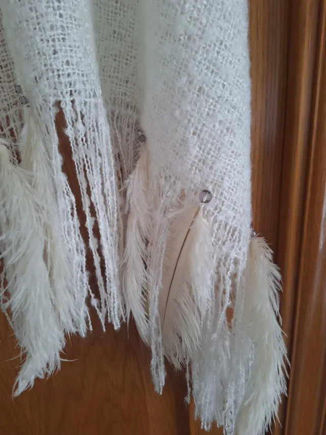 Fular blanco con flecos y plumas