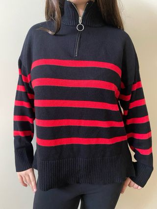 Jersey oversize rayas rojo y negro cuello alto
