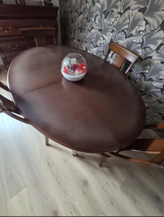 Mesa y sillas de madera