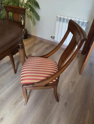 Mesa y sillas de madera