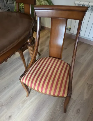 Mesa y sillas de madera