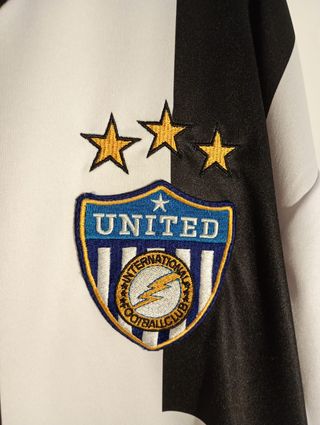 Camiseta Retro Fútbol Blanca y Negra