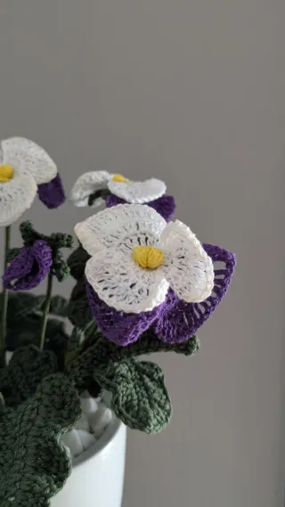 Vaso ceramica con viole uncinetto