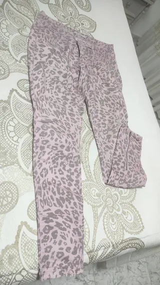 Pantalones estampados rosa y gris