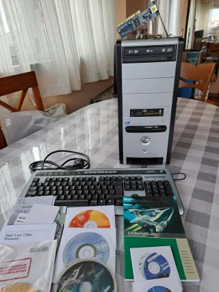 Torre PC y Teclado Dell 2007 Sin Usar