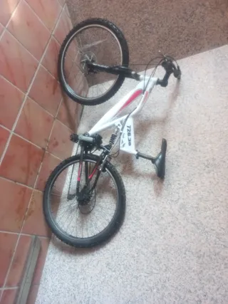 Bicicleta de montaña blanca y de paseo talla M