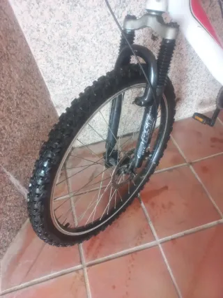 Bicicleta de montaña blanca y de paseo talla M
