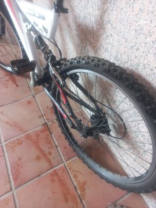 Bicicleta de montaña blanca y de paseo talla M