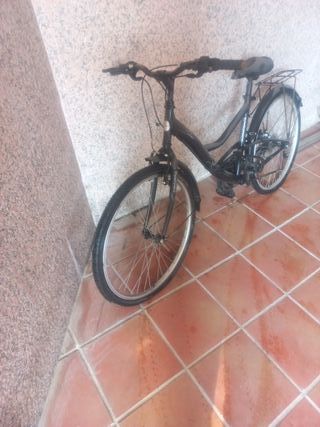 Bicicleta de montaña blanca y de paseo talla M