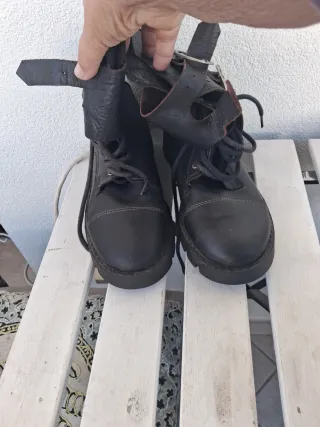 Anfibi neri in pelle