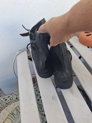 Anfibi neri in pelle