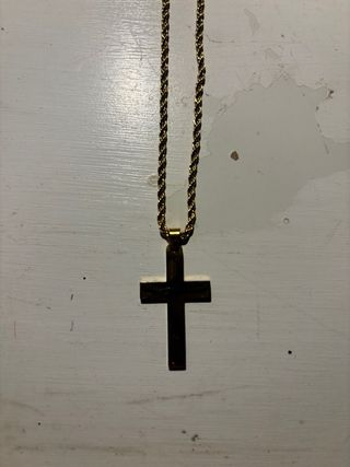 Cadena de oro con colgante de cruz