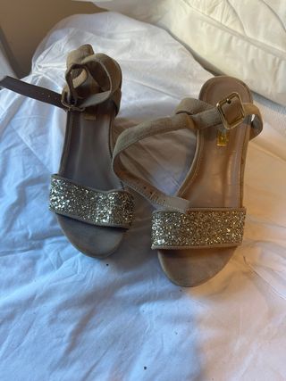 Sandalias Beige y Doradas con Pedrería