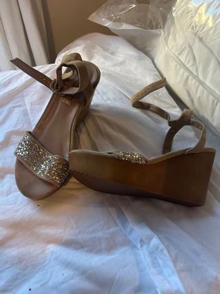 Sandalias Beige y Doradas con Pedrería