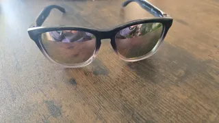 Gafas de sol negras y moradas