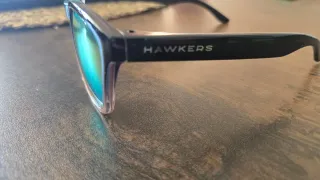 Gafas de sol negras y moradas