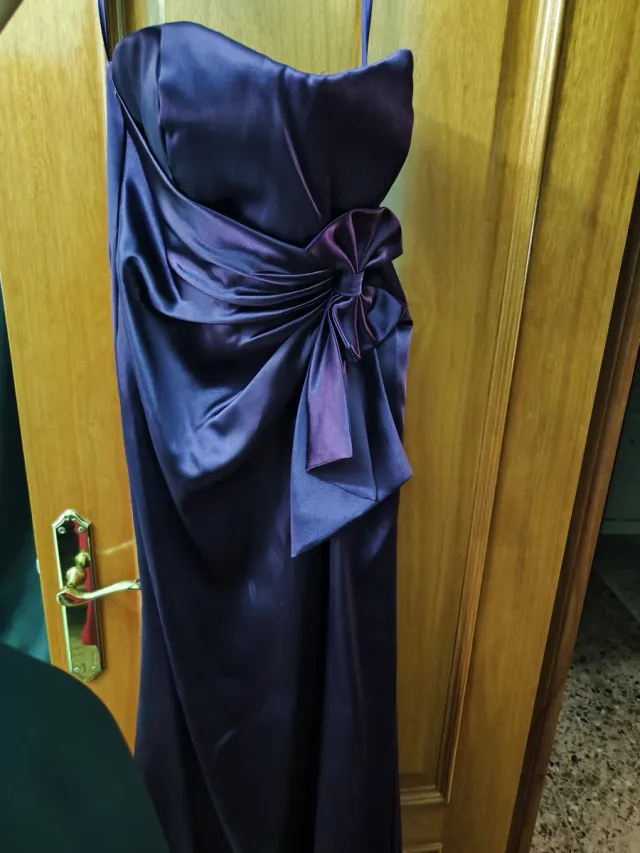 Vestido de fiesta morado con lazo
