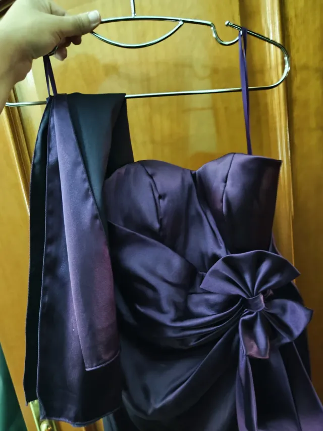 Vestido de fiesta morado con lazo