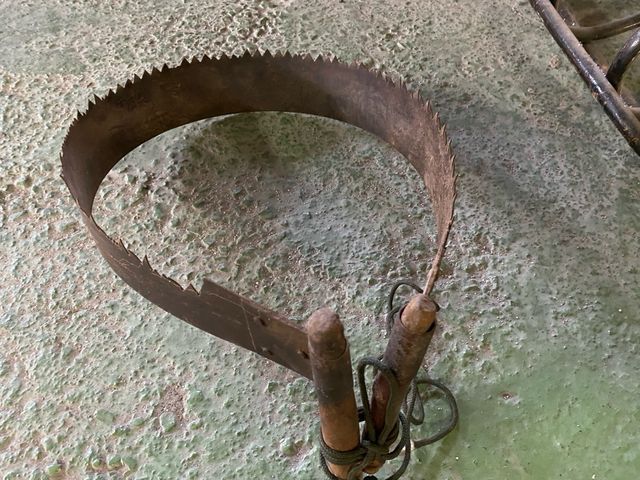 Sega da taglio antica con lama seghettata